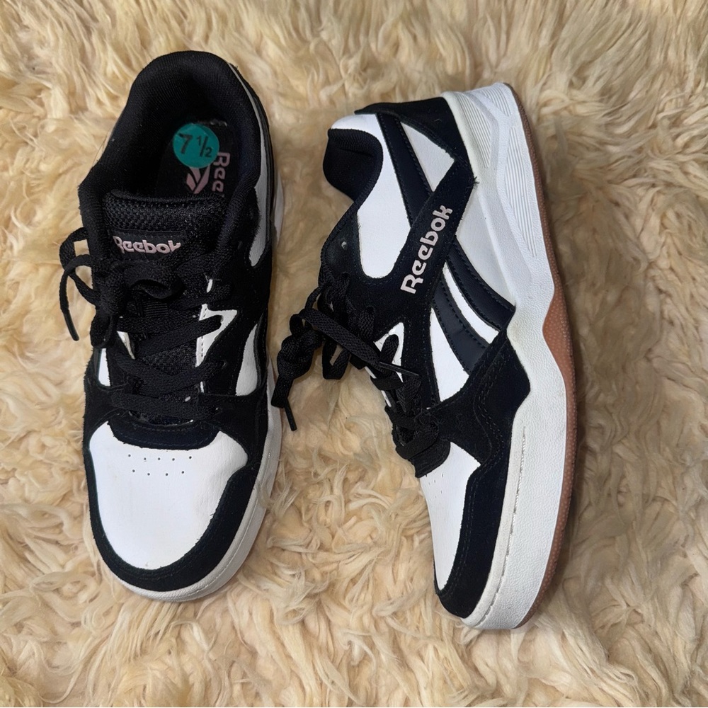 Reebok dust 7.5 women’s Classic Black and White Athletic Shoes retro